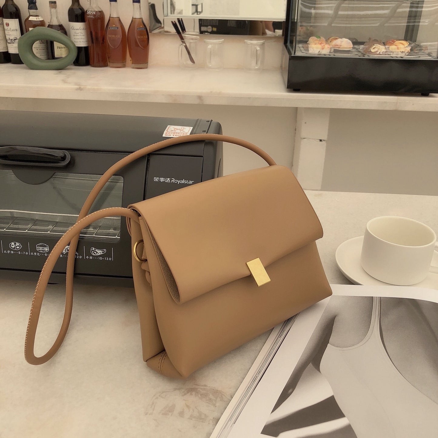 Soft leather retro shoulder bag, fashionable versatile crossbody bag with flaps, temperament underarm bag