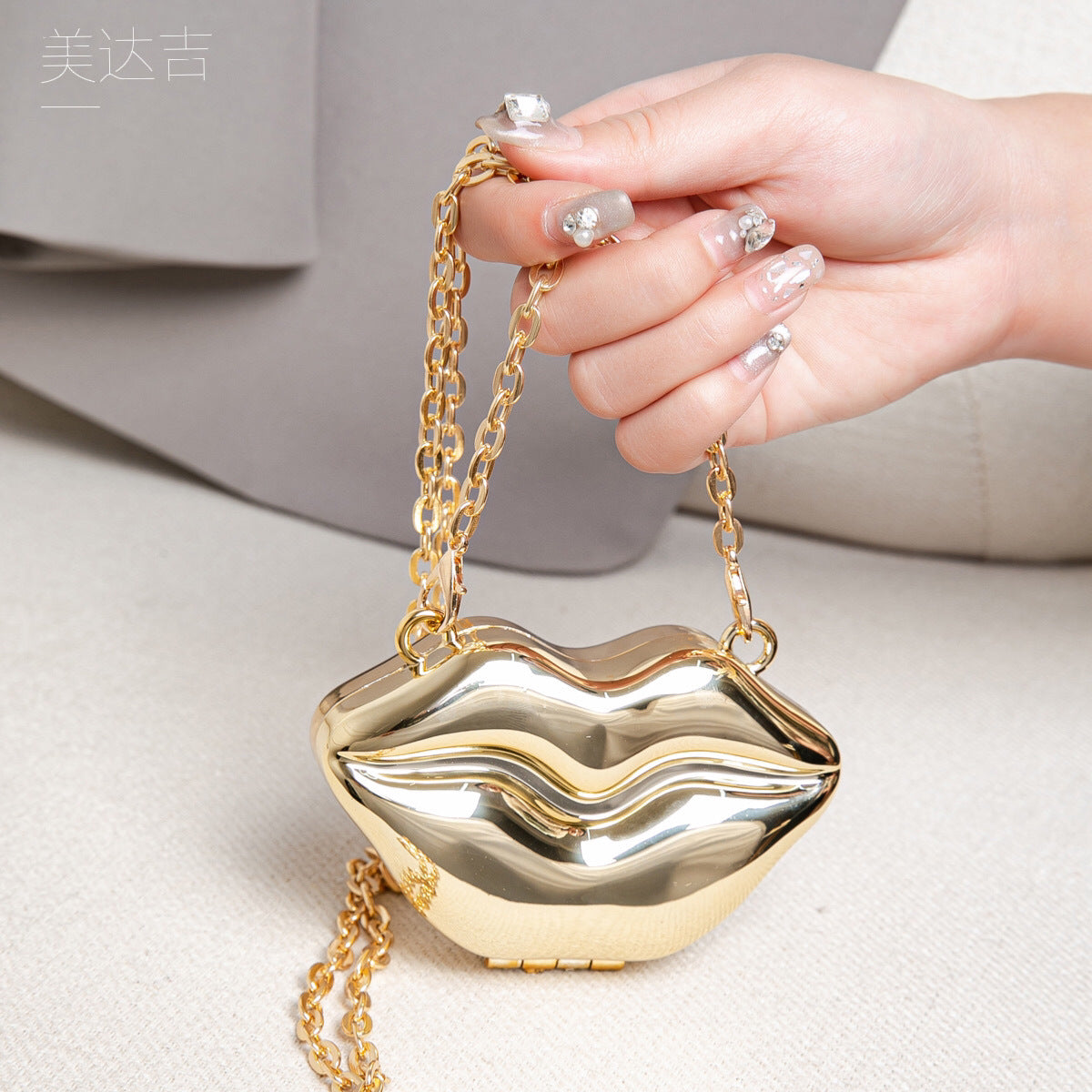 Lip Shaped Small Clutch Purse – Stylish Shinny Party Purse, Perfect for Casual Outings, Proms, and Parties – A Unique Fashion Accessory That Turns Heads