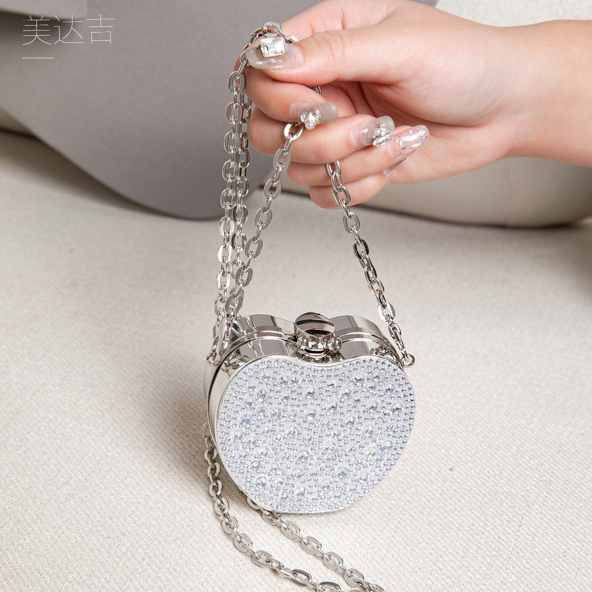 Elegant Mini Double Sided Rhinestone Purse – Heart Shaped Acrylic Mirror Bag, Trendy Mini Lipstick Purse for Prom, Party, and Wedding Events – Stylish Prom Bags Clutch