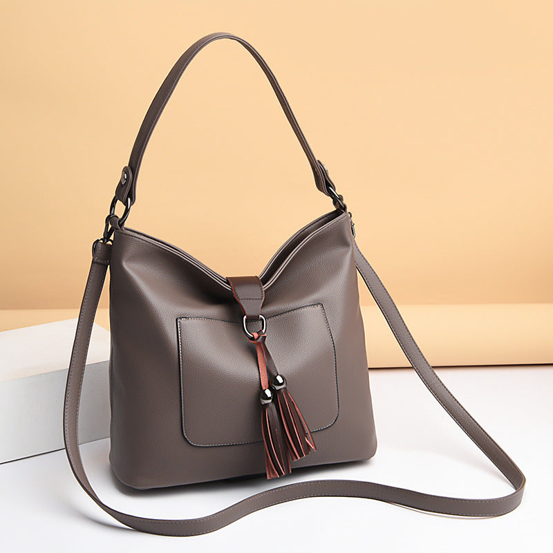 Large women hobo bag with tassel decoration and detachable long strap in pu leather